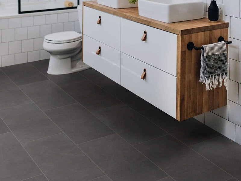 Large tiles in modern bathroom